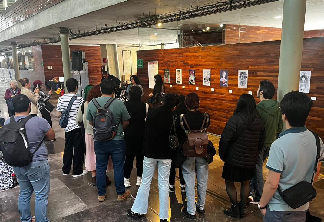 Inauguración de la exposición. Foto por personal de la Biblioteca.